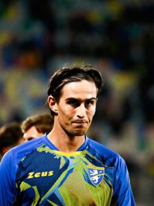 Serie A, il Frosinone dilaga allo Stirpe: cinquina al Lecce, la squadra di Alvini sale al sesto posto e sogna l’Europa